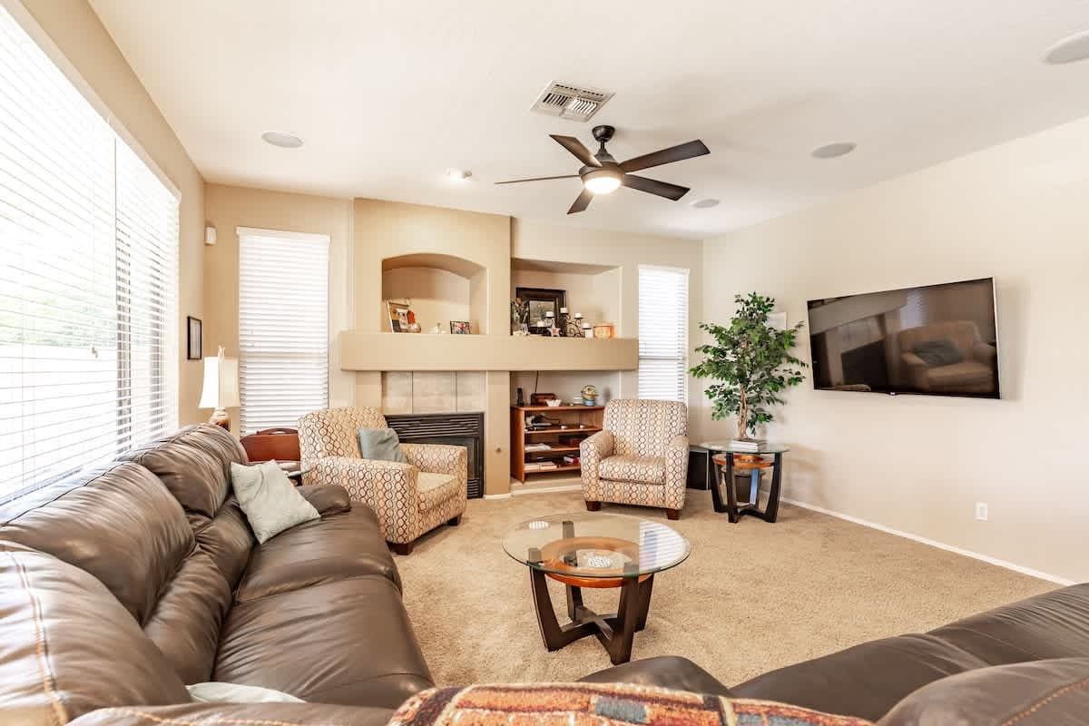 Spacious 5 BR Furnished 30 day rental! Great Pool! - Gallery Image
